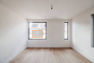 <p>Gelegen in de Eendebroekstraat biedt deze woning een ideale combinatie van rust en bereikbaarheid. In de nabije omgeving vindt u winkels, scholen en belangrijke invalswegen, waardoor u geniet van optimaal wooncomfort.<br /><br />Deze hedendaagse nieuwbouwwoning wordt gekenmerkt door een doordachte indeling, veel natuurlijke lichtinvallen en een hoogwaardige afwerking. <br />De woning werd recent volledig geschilderd en is instapklaar. <br />Bovendien heeft u nog inspraak in de verdere afwerking en indeling, zodat u de woning volledig naar uw eigen smaak en noden kunt personaliseren.<br /><br />U betreedt de woning via een zij-ingang. Eenmaal binnen bevindt zich aan de linkerzijde de ruime, moderne open keuken, die geniet van een aangenaam uitzicht op de tuin. Aan de rechterzijde bevindt zich de lichtrijke leefruimte, die samen met de keuken het hart van de woning vormt.<br /><br />Op de verdieping bevinden zich drie volwaardige slaapkamers en een stijlvolle badkamer met inloopdouche. <br />Buiten geniet u van een onderhoudsvriendelijke tuin met terras.<br /><br />Troeven:<br />• Veel natuurlijke lichtinval<br />• Pas geschilderd en instapklaar<br />• Mogelijkheid tot eigen indelingskeuzes<br />• Ruime, moderne keuken<br />• 3 slaapkamers<br />• Badkamer met inloopdouche<br />• Zonnepanelen voor energiezuinig wonen<br />• Laadpaal voor elektrische wagen<br />• Rustige ligging met goede bereikbaarheid<br /><br />Interesse? Aarzel niet en contacteer BVM Vastgoed op 016 23 21 45 of via info@bvm-vastgoed.be.</p>