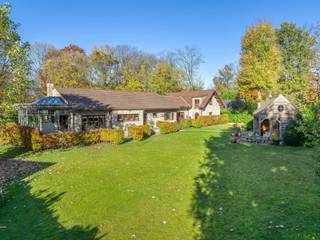 <p>In een rustige, residentiële buurt van Schilde biedt dit landhuis comfortabel gelijkvloers wonen, omringd door een prachtige tuin en met scholen, centra en verbindingswegen vlakbij.</p>
<p>De woning verwelkomt je met een inkomhal met gastentoilet. De leefruimte omvat een eetkamer, zitkamer en een zonnige veranda. In deze tuinkamer zit je letterlijk tussen het groen en geniet je het hele jaar door van een lichte, aangename ruimte. De keuken kijkt uit op de tuin en wordt aangevuld met een praktische bijkeuken.</p>
<p>Via de nachthal bereik je twee slaapkamers, een derde kamer die momenteel dienstdoet als dressing en een volledig uitgeruste badkamer met bad, dubbele lavabo en douche. Daarnaast is er een polyvalente kamer, momenteel ingericht als bureau met leeshoek, maar eenvoudig aanpasbaar aan jouw wensen.</p>
<p>Verder beschikt de woning over een grote dubbele garage met bergzolder, een sfeervolle kelder met bodega, een bijgebouw in de tuin dat ook ideaal is voor de tussenseizoenen en een ruim terras waar je ten volle van de groene omgeving geniet.</p>
<p>BIJZONDERHEDEN:<br /><br />- uitzonderlijk rustige en zeer residentiële ligging<br />- gelijkvloers wonen<br />- prachtige, volwassen tuin<br />- grote dubbele garage met bergzolder<br />- bijgebouw in de tuin<br /><br />Voor meer informatie of een bezoek ter plaatse kan u vrijblijvend contact opnemen met Stephanie via stephanie@reds.be of telefonisch op 0476/90 95 94.</p>