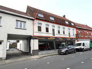 Lichtrijke thuis met 2 slaapkamers en garage ...Helemaal in het centrum van Wevelgem vinden we dit mooi, ruim appartement terug.Onze wagen parkeren...