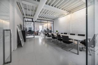 Gelegen in de populaire Verlatstraat, op het bruisende Zuid, bevindt zich dit bijzondere pand. De fris gerenoveerde gevel geeft al meteen de sfeer...