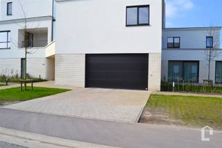 <p><span>Ondergrondse parkeerplaatsen en bergingen te koop in nieuwbouw</span></p><p><span> </span></p><p><span>In deze prachtige nieuwbouw-residentie zijn nog enkele parkeerplaatsen en afgesloten kelderbergingen te koop.</span></p><p><span> </span></p><p><span>De parking rij je vlot binnen via de automatische garagepoort. Beneden kom je de ruime parking met voldoende manoeuvreerruimte.</span></p><p><span>Via de trap naast de inrit, kan je de parking gemakkelijk te voet binnenkomen en verlaten.</span></p><p><span> </span></p><p><span>De kelderbergingen zijn vanuit de parking toegankelijk.</span></p><p><span> </span></p><p><span>Prijzen zijn exclusief 21% btw en notariskosten.</span></p>