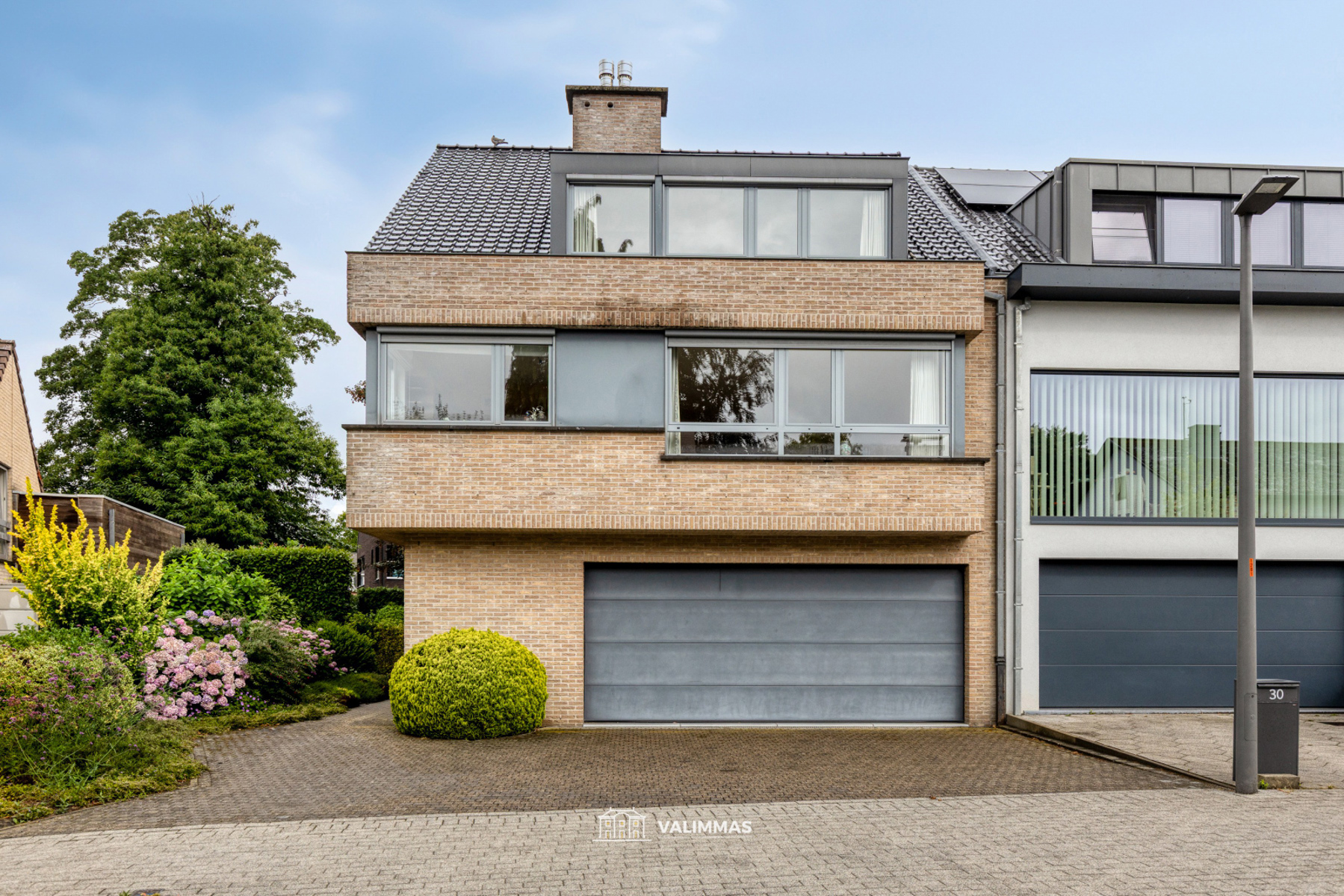 Residentieel gelegen driegevelwoning met garage, tuin... - foto 3