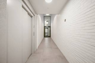 Dit prachtige appartement uit 2016 is gelegen in het centrum van Tienen en biedt alle comfort. Het appartement is gelegen op de eerste verdieping en beschikt over een ruim terras waar je heerlijk kunt genieten. Daarnaast is er ook een lift aanwezig in het gebouw, wat het makkelijk maakt om de verdieping te bereiken. Het appartement beschikt over 2 slaapkamers, waardoor het ideaal is voor een klein gezin of een koppel dat graag wat extra ruimte heeft. Daarnaast is er ook een moderne badkamer aanwezig, voorzien van alle nodige faciliteiten en een apart toilet. Daarnaast is er natuurlijk ook nog de ruime en lichtrijke leefruimte met een open, volledig uitgeruste, keuken. Kortom, dit appartement in Tienen biedt alles wat je nodig hebt voor een comfortabel en aangenaam verblijf. Met zijn moderne voorzieningen, ruime kamers en gunstige ligging, is dit de ideale plek om te wonen.