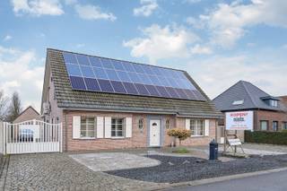 Ben je op zoek naar een huis zonder zorgen, waar je zo kan intrekken?<br />Stop dan zeker eens in de Hoekstraat 10 te Koersel.<br />Op het gelijkvloers hebben we een leefruimte met open keuken, een bijkeuken/wasplaats, een veranda met een mooi zicht op de tuin en een slaapkamer met dressing en badkamer ensuite.<br />Boven zijn er nog drie slaapkamers en een badkamer. <br />In de tuin kan je genieten van de rust door de open vlakte achter het perceel.<br />De auto's kunnen in de garage en/of onder de carport maar er zijn ook verschillende parkeerplaatsen rond het huis.<br />Het perceel van ongeveer 10 are is volledig omheind.<br />Extra troeven: 36 zonnepanelen, 2 thuisbatterijen, regenwaterput van 10.000l<br /><br />Wil je dit huis graag bezichtigen? Bel dan op het nummer 0491 15 30 43 of mail naar hallo@nielsvastgoed.be Ik help je graag verder.