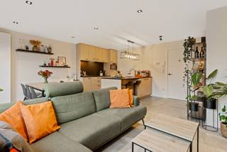 KIJKDAG VOLZET<br /><br />Hoogwaardig afgewerkt, uitmuntend onderhouden én bijna-energie-neutraalappartement (BEN: 20) van ca. 74m² + 16m² terras, 2 slaapkamers en enorm aangename look & feel. Gelegen op de eerste verdieping van een kleinschalig zeer recent appartementsgebouw (ingebruikname 2021). Ideaal appartement voor jonge koppels, alleenstaanden of investeerders. Handige garage en private berging inbegrepen!<br /><br />INDELING: Gemeenschappelijke inkomhal met trap - Inkomhal met vestiairegedeelte - Achteraan zeer ruime zonnige leefruimte op eiken keramische tegel met open geheel geïnstalleerde keuken met extra maatwerk + aanpalende berging - Toegang tot het zuidelijk georiënteerde terras van ca. 16m² met aangenaam zicht - Vooraan bevinden zich 2 slaapkamers van ca. 10,95m² en 7,95m² - Geheel ingerichte badkamer voorzien van alle modern comfort - Verder is er nog een apart toilet - Buiten is er een handige garage alsook extra private berging voorzien.<br /><br />BIJZONDERHEDEN: Gebouw van 2021 - Geen lift in het gebouw dus enorm lage provisie €25/maand - Nutsvoorzieningen op private meter - 1 jarig huurcontract type stilzwijgend verlengbaar - 3 Maanden huurwaarborg Korfine. - Vele leuke extra's waaronder; spots, private zonnepanelen, screen, parket, maatwerk, zonneluifel enz... - Epeil 20 - EP15559 - Pscore Gscore: A - Oppervlaktematen zijn volgens EPB.