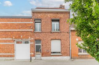 Ligging: gelegen in hartje centrum van Turnhout in een rustige straat vlakbij scholen, winkels, openbaar vervoer en met een vlotte verbinding naar autostrade E34.<br /><br />Omschrijving: <br />Deze stadswoning is ideaal voor handige harry's en klussers die een woning van beneden tot boven terug willen heropbouwen. De woning is centraal en rustig gelegen en beschikt reeds over een goede indeling maar moet volledig vernieuwd worden. <br />Op het gelijkvloers bestaat de woning uit een inkomhal, een ruime leefruimte met aansluitend een keuken en naastliggend de badkamer. Op de eerste verdiepingen vinden we 2 ruime slaapkamers en een vaste trap naar de zolder dewelke als ruime derde slaapkamer kan fungeren. <br />De woning is gelegen op een perceel van ca. 125m² en beschikt over een gezellige stadstuin.