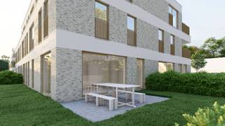 Tellhove is een eigentijds nieuwbouwproject, gelegen aan de Ringlaan in Zandhoven. In deze aantrekkelijke woonomgeving worden 27 stijlvolle appartementen gerealiseerd met een sterke focus op wooncomfort, duurzaamheid en architecturale kwaliteit.<br /><br />De appartementen zijn ontworpen met bijzondere aandacht voor ruimte, licht en leefkwaliteit. Grote raampartijen en ruime terrassen creëren een aangename verbinding tussen binnen en buiten, terwijl de doordachte indelingen zorgen voor optimaal wooncomfort. De hedendaagse architectuur geeft het project een eigentijdse uitstraling die harmonieus aansluit bij de omgeving en tegelijk een herkenbare plaats inneemt in het straatbeeld. Bovendien worden ruime afwerkingsbudgetten voorzien voor keuken, sanitair en vloerafwerking, waardoor toekomstige bewoners hun appartement kunnen personaliseren volgens hun eigen smaak en woonwensen.<br /><br />Ook op vlak van energieprestaties kiest Tellhove resoluut voor de toekomst. De appartementen voldoen aan de BEN-normen en worden uitgerust met geothermische warmtepompen, vloerverwarming en passieve koeling. Zonnepanelen, hoogwaardige isolatie en een energiezuinig ventilatiesysteem D met warmterecuperatie zorgen voor een aangenaam binnenklimaat, een uitzonderlijk wooncomfort en een laag energieverbruik. Dankzij het gunstige E-peil genieten kopers bovendien gedurende de eerste vijf jaar van een vermindering op de onroerende voorheffing. Daarnaast beschikt elk appartement over een kelder- en fietsenberging met laadmogelijkheid voor elektrische fietsen en is er een centraal systeem voorzien voor het laden van elektrische wagens. Voor extra comfort zijn ondergrondse autostaanplaatsen en kelderbergingen beschikbaar, die mee aangekocht worden tegen meerprijs.<br /><br />Dankzij de centrale ligging bevinden winkels, scholen, horeca, sportfaciliteiten en openbaar vervoer zich op korte afstand. Tellhove combineert de rust van een aangename woonomgeving met de voordelen van een levendige gemeente, waardoor het project zowel interessant is voor eigen bewoning als voor investeerders die op zoek zijn naar een duurzame en waardevaste investering.<br /><br />De verkoop gebeurt onder het btw-stelsel. Onder de geldende voorwaarden kunnen kopers bovendien genieten van het verlaagde btw-tarief van 6%, wat Tellhove niet alleen aantrekkelijk maakt voor wie op zoek is naar een nieuwe thuis, maar ook voor investeerders die kiezen voor een duurzame en toekomstgerichte verhuring.