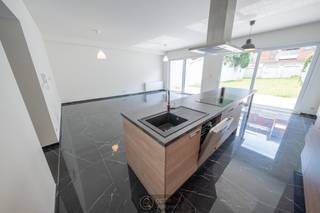 Zeer goed en centraal gelegen ruim gelijkvloers appartement van 96,5 m2 met 2 slaapkamers en terras van 24m2 met tuin van 134m² aan de achterzijde.Op...