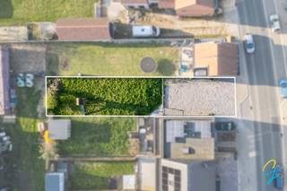 <p>Deze bouwgrond van <strong>280 m²</strong> is gelegen in het rustige en centraal gelegen <span><span>Haaltert</span></span>, met een vlotte verbinding naar <span><span>Brussel</span></span> en <span><span>Gent</span></span>. Winkels, scholen en openbaar vervoer bevinden zich in de nabije omgeving, wat deze locatie bijzonder aantrekkelijk maakt.</p>
<p>Het perceel is bestemd voor <strong>gesloten bebouwing</strong> en biedt volgende bouwmogelijkheden:</p>
<ul>
<li><strong>2 bouwlagen</strong> met <strong>zadeldak</strong></li>
<li>Gevelafwerking in <strong>gevelsteen, crepi of hout</strong></li>
<li><strong>Bouwdiepte</strong> van 15 m op het gelijkvloers en 12 m op de eerste verdieping</li>
<li><strong>Bijgebouw mogelijk</strong> tot maximaal 30 m²</li>
</ul>
<p>Een ideale opportuniteit voor wie centraal en toch rustig wil bouwen.</p>
<p>📞 Interesse? Contacteer:<br /><strong>Simon Coens – Cornelis &amp; Goeman Immo</strong><br />0478/206.774<br />simon@cornelis-goeman.be</p>