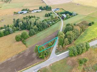 Immo By Julie heeft het genoegen u dit mooie bouwperceel voor te stellen, ideaal gelegen in Sprimont, in de gemeente Sainte-Ode.
Op zoek naar de rust van het platteland zonder afgelegen te zijn van voorzieningen en belangrijke verbindingswegen? Dit eigendom geniet van een bijzonder interessante ligging. Dankzij de onmiddellijke nabijheid van de N4 zijn de belangrijkste steden en voorzieningen in de regio vlot bereikbaar, terwijl u toch kunt genieten van een groene en rustige omgeving.
Dit terrein ligt op ongeveer 15 minuten van Marche-en-Famenne en Bastogne en biedt een ideale omgeving om uw bouwproject te realiseren, met de perfecte combinatie van natuur, rust en bereikbaarheid.
Het hoofdperceel heeft een oppervlakte van meer dan 24,10 are en biedt de mogelijkheid om er een vrijstaande woning te bouwen. Een bijkomende troef is het tweede perceel van meer dan 4,8 are, gelegen aan de overkant, dat eveneens bebouwbaar is. Dit perceel biedt onder meer de mogelijkheid om een extra garage, bergruimte of een aanvullend project te realiseren, onder voorbehoud van de vereiste vergunningen.
Een unieke locatie voor wie zijn woning wil bouwen in een rustige, groene en toch vlot bereikbare omgeving.
Meer informatie bij uw vastgoedkantoor Immo By Julie: 0498/49.77.56.