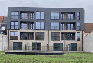 Dit moderne gelijkvloerse instapklare appartement (bouwjaar 2020) is gelegen in het hartje van Lokeren, biedt alle moderne faciliteiten en is het ontworpen met het oog op functionaliteit en esthetiek.<br /><br />Het appartement beschikt over een ruime woonkamer met veel natuurlijk lichtinval, waardoor het een aangename en uitnodigende sfeer biedt. De open keuken is volledig uitgerust met hoogwaardige apparatuur.<br /><br />Het appartement telt twee slaapkamers en een aparte bergruimte/wasruimte. De badkamer is modern en voorzien van een inloopdouche en wastafel.<br /><br />Dit appartement is gelegen in Residentie Sering (gelijkvloers) met een lift, wat het gemakkelijk maakt om toegang te krijgen tot de verschillende verdiepingen. Daarnaast beschikt het appartement over een ondergrondse garage met zijn eigen autostaanplaats en private kelderberging.<br /><br />Het grote terras met veel zonlicht is een grote troef! Met een bewoonbare oppervlakte van 74 vierkante meter biedt dit appartement voldoende ruimte om comfortabel te leven. Het E-peil van 35 is uitstekend, wat betekent dat het appartement energiezuinig is en u kunt genieten van lagere energiekosten.<br /><br />De huurprijs bedraagt €775 + €70 vaste kosten per maand.<br /><br />Kortom, dit appartement in Lokeren biedt alles wat u nodig heeft voor een comfortabel en modern leven. Met zijn moderne faciliteiten, ruime slaapkamers, eigen ondergrondse autostaanplaats, private kelderberging en energiezuinigheid, is het een ideale keuze voor iedereen die op zoek is naar een stijlvolle en praktische woning.<br /><br />Aarzel niet en contacteer ons vandaag nog voor meer info of een bezichtiging!