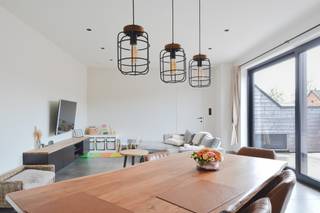 <strong>Op zoek naar een instapklare woning met een uitzonderlijk ruime garage in Zelzate? </strong><br /><br />Dan is deze gerenoveerde halfopen bebouwing zeker het ontdekken waard! De woning werd volledig gerenoveerd in 2020 en is rustig gelegen.<br /><br />Via de inkomhal bereik je de eerste verdieping. Hier bevindt zich de lichtrijke leefruimte met een open keuken, eetplaats en zithoek. Aansluitend is er een praktische berging waar de technische installaties zich bevinden en een apart toilet in de inkomhal.<br /><br />Vanuit de leefruimte heb je rechtstreeks toegang tot het ruime terras. Aan de voorzijde van de woning ligt een aangename tuin waar je in alle rust kan genieten.<br /><br />Verder beschikt de woning over twee volwaardige slaapkamers en een extra kamer die perfect kan dienen als derde slaapkamer, bureau of hobbyruimte. De badkamer is uitgerust met een dubbele lavabo, een inloopdouche, een ligbad en een toilet.<br /><br />Ook op technisch vlak is de woning helemaal in orde. Ze beschikt over ventilatiesysteem D, airconditioning in de leefruimte en de grootste slaapkamer en is bovendien asbestveilig!<br /><br />De grootste troef is zonder twijfel de garage van maar liefst 100 m² met een apart toilet. Ideaal voor een zelfstandige activiteit, extra opslagruimte, hobby's of meerdere wagens.<br /><br /><strong>Voor meer info of een bezoek bel 0478 17 20 73 of mail shania@ocvastgoed.be</strong><br /><br /><u>Technische gegevens: </u><br /><br />- EPC 262 kWh/(m2jaar)<br />- Energielabel C = <u>geen renovatieplicht!</u> Met eventuele plaatsing van zonnepanelen is een verbetering naar label A mogelijk.<br />- Stedenbouwkundige inlichtingen: woongebieden, vergunningen, verkavelingsvergunning, geen rechterlijke herstelmaatregel of bestuurlijke      maatregel opgelegd, geen voorkooprecht<br />- Asbestattest: asbestveilig, 0 asbestmaterialen<br />- Geen overstromingsgevoelig gebied, P-score A, G-score A<br />- Bruikbare bruto vloeroppervlakte volgens het EPC: 189 m²<br />- Elektriciteit conform<br /><br /><br /><br /><br /><br /> 
