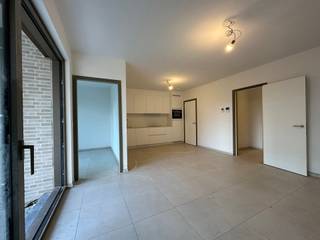 <p>Betaal DIT JAAR slechts 6 % i.p.v. 21 % BTW op de constructiewaarde ( Zie voorwaarden onder ‘download prijzen, plannen en documenten’)</p>
<p><strong>Mooi wonen in hartje Oud-Turnhout</strong></p>
<p>Parkdomein Neerhof bevindt zich in een groene omgeving op een boogscheut van het marktplein, winkels, restaurants, cafés en scholen. Er is een vlotte bereikbaarheid naar omliggende gemeentes en de autosnelweg Antwerpen-Eindhoven.</p>
<p><strong>Luxueus en energiezuinig wonen</strong></p>
<p>Het project wordt door Fransen Bouwonderneming omgetoverd tot een ware parel in Oud-Turnhout. Doordachte keuzes creëren een optimale combinatie tussen een luxueuze en hedendaagse uitstraling en functioneel gebruikscomfort. Op die manier biedt het project niet alleen een moderne woning in een mooie omgeving, maar is er ook voldoende aandacht voor het leefcomfort.</p>
<p>De appartementen worden voorzien van vloerverwarming met collectieve geothermische warmtepomp. Zo voelt de woning in de winter gezellig warm aan en geniet je van een aangename temperatuurverlaging in de zomer. Het ventilatiesysteem C zorgt voor voldoende gezonde luchtkwaliteit. Je woonst is ook voorzien van zonnepanelen. Naast de voordelen voor een aangenaam leefcomfort, geniet u door deze energievriendelijke investeringen van een aanzienlijke besparing op de energiekosten.</p>
<p><strong>Fiscale voordelen, kwaliteitsmaterialen en energiezuinigheid</strong></p>
<p>Parkdomein Neerhof wordt helemaal toekomstproof gerealiseerd en streeft naar een max E-peil van 20. Hiermee legt de residentie de lat niet alleen hoger dan de huidige energienormen, maar biedt ze bewoners ook een vrijstelling van onroerende voorheffing voor een periode van 5 jaar. Bovendien wordt het energieverbruik tot een minimum herleid door het gebruik van hernieuwbare energiebronnen.</p>
<p><strong>Beschermd als koper</strong></p>
<p>De verkoop van residenties A+B geschiedt onder de Wet Breyne. Dit garandeert de koper uitgebreide bescherming en ontneemt alle risico’s. U betaalt in schijven naarmate de werken vorderen. Residenties C + D zijn reeds afgewerkt en klaar om zijn eerste bewoners te verwelkomen.</p>
<p><strong>Wil je graag meer weten over dit project?</strong></p>
<p>Voor alle verdere informatie kan u contact opnemen met ons kantoor op het nummer 014 41 42 42 of via nieuwbouw@vansweevelt.be.</p>
<p><strong>Op zoek naar een uitstekende investering?</strong></p>
<p>Parkdomein Neerhof biedt uitstekende verhuuropportuniteiten en een mooie kans op meerwaarde. Bovendien kan je gebruik maken van onze optionele all-in verhuur en beheerservice.</p>
<p>Ga naar een kavel druk op de knop ‘bereken je rendement’ om een uitgebreid rendementsrapport op maat te downloaden.</p>
<p></p>
<p>Ga naar “NIEUWBOUW” op www.vansweevelt.be voor een overzicht van alle beschikbare eenheden in onze nieuwbouwprojecten.</p>
<p>Dit is geen aanbod maar een onderhandelingsvoorstel. Alle informatie onder voorbehoud van materiële vergissingen en/of wijzigingen.</p>