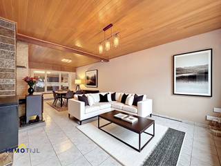 <p>Deze mooie halfopen woning biedt op het gelijkvloers een ruime inkomhal met <strong>gastentoilet</strong>, een <strong>lichtrijke woonkamer</strong> met eetplaats, en een <strong>ingerichte keuken</strong> met aansluitend een <strong>praktische berging/wasplaats</strong>. Boven deze wasplaats bevindt zich een extra <strong>opbergzolder (ideaal voor stockage). </strong>Daarnaast is er nog een polyvalente hobbykamer, ideaal als bureau, praktijkruimte of als extra slaapkamer. <br /><br />Op de eerste verdieping vindt men <strong>3 slaapkamers </strong>en een <strong>vernieuwde, moderne badkamer (</strong>inloopdouche, dubbele lavabo en toilet). De zolderverdieping, bereikbaar via een valluik, biedt extra mogelijkheden op vlak van uitbreiding of opslag. Ook een <strong>handige kelder</strong> voorziet extra opbergruimte. Ontdek alle troeven alvast via de virtuele rondleiding!<br /><br />Langs de woning bevindt zich een <strong>gezellige, onderhoudsvriendelijke terrastuin. </strong>Een bijkomende troef is de <strong>ruime oprit met plaats voor meerdere wagens. </strong>De woning is <strong>energiezuinig en</strong> voorzien van o.a. <strong>centrale verwarming</strong>, <strong>dubbele beglazing </strong>(met vliegenramen, rolluiken), <strong>zonnepanelen</strong>, <strong>conforme elektriciteit, ... </strong><br /><br />Gelegen in een <strong>kindvriendelijke, doodlopende straat in Affligem,</strong> combineert deze woning rust met een uitstekende bereikbaarheid. Dankzij de nabijheid van het op- en afrittencomplex ben je snel onderweg richting Gent of Brussel. Voor meer informatie of een bezoek, neem gerust contact op met Nadia via 0486 79 73 19. Bieden vanaf 359.000 euro.</p>