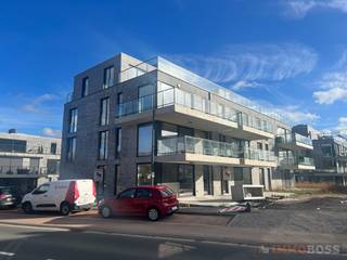 Broeke 103 bus 0002 te 9600 RONSE<br /><strong>Maak uw afspraak online voor het bezoekmoment: <br />https://immoboss.be/nl/aanbod/4397423/appartement-te-huur-in-9600-renaix</strong><br /><br />Dit recent nieuwbouwappartement uit residentie Broeke park bevindt zich op het gelijkvloers en beschikt over alle modern comfort. <br />Indeling: Inkom, ruime leefruimte met open keuken (vuurplaat, dampkap, oven, koelkast en vaatwas) en toegang tot het terras, berging, apart toilet, badkamer met inloopdouche en lavabomeubel (wordt nog geplaatst), slaapkamer 1 en slaapkamer 2. <br /><br />Troeven: <br />Ruim appartement 96m2<br />Ruim terras 26m2<br />Energiezuinig E-Peil 40<br />beschikt over ondergrondse parkeerplaats en kelderberging <br />centrale verwarming op gas (condensatieketel) - Vloerverwarming<br />vlotte bereikbaarheid <br />appartement werd pas geschilderd en voorzien van mooie lichtarmaturen. <br />VRIJ VANAF 1 AUGUSTUS 2026<br /><br />Provisiekost gemeenschappelijke kosten 75 euro per maand<br /><br /><br />Interesse? Contacteer IMMOBOSS 055 600 100 jens@immoboss.be