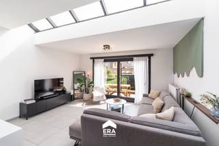 Bent u op zoek naar een <strong>instapklare, energiezuinige woning </strong>op een uitstekende locatie? Dan is deze volledig vernieuwde gezinswoning op de buitenrand van Eeklo zeker een bezoek waard!
<p>De woning, oorspronkelijk gebouwd in 1996, onderging in <strong>2025 een totaalrenovatie</strong> waarbij alles met oog voor kwaliteit en hedendaags wooncomfort werd aangepakt. Zo werden onder andere de vloeren vernieuwd, een stijlvolle nieuwe keuken en badkamer geplaatst, de elektriciteit volledig vernieuwd en zonnepanelen geïnstalleerd. Bovendien is de woning <strong>asbestveilig</strong> en beschikt ze over een <strong>energiezuinig EPC-label A</strong>, waardoor u zorgeloos en duurzaam kunt wonen.</p>
<p>Binnen vindt u een ruime en lichtrijke leefruimte met aansluitend een gezellig balkon, ideaal om te genieten van een kop koffie of een aperitief in de zon. De woning beschikt momenteel over <strong>drie volwaardige slaapkamers</strong>, met bovendien de mogelijkheid om eenvoudig een <strong>vierde slaapkamer</strong> te creëren, perfect voor grotere gezinnen of wie een extra bureau of hobbyruimte wenst.</p>
<p>Ook buiten is het aangenaam vertoeven dankzij de leuke, onderhoudsvriendelijke tuin. Verder is er een praktische <strong>inpandige garage</strong> die extra comfort en opbergruimte biedt.</p>
<p>De ligging is een absolute troef: op de buitenrand van Eeklo geniet u van een rustige woonomgeving, terwijl scholen, winkels, het station en alle dagelijkse voorzieningen zich op korte afstand bevinden.</p>
<p>Kortom, een volledig vernieuwde woning waar kwaliteit, energiezuinigheid en een uitstekende ligging hand in hand gaan. Maak snel een afspraak en ontdek zelf alle troeven van deze prachtige woning!</p>