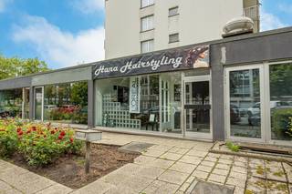 Op een centrale en gegeerde locatie in Borgerhout vinden we dit handelspand van 90m².<br /><br /><strong>Locatie:</strong><br />Gelegen aan de levendige Lodewijk van Berckenlaan 181 in Borgerhout bevindt zich dit verzorgd handelspand van ca. 90 m². Dankzij de centrale ligging geniet het pand van een uitstekende zichtbaarheid en een vlotte bereikbaarheid. In de directe omgeving bevinden zich tal van handelszaken, horecazaken en residentiële woningen, wat zorgt voor een constante passage van potentiële klanten. Bovendien ligt het pand op korte afstand van belangrijke invalswegen en openbaar vervoer.<br /><br /><strong>Indeling:</strong><br />Het handelspand van 90m² is momenteel ingericht als kapsalon en beschikt over een ruime en lichtrijke commerciële ruimte met een praktische indeling. Achteraan bevindt zich een aparte kleine kitchenette. <br /><br />Lage gemeenschappelijke kosten, inclusief water en verwarming.<br /><br /><strong>Troeven:</strong>
<ul>
	<li>Centrale ligging </li>
	<li>Goede zichtbaarheid en commerciële ligging</li>
	<li>Vlotte bereikbaarheid</li>
	<li>Veel lichtinval</li>
</ul>
<span>Benieuwd naar meer? Neem contact op voor een bezichtiging via 0483 51 30 01 of mail naar ruzanna@wellimmo.net</span>