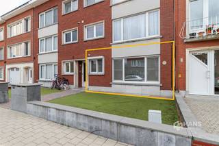 <p><span>Gerenoveerd appartement (103 m²) met 2-3 slaapkamers en tuin (100 m²) in Deurne</span></p><p><span>In deze woonwijk is het rustig wonen, terwijl je toch profiteert van een uitstekende bereikbaarheid. Openbaar vervoer bevindt zich op wandelafstand en ook zijn er verschillende velo-stations te vinden in de directe omgeving. Met de wagen bereik je bovendien vlot de belangrijkste verbindingswegen. Een extra troef is de nabijheid van het Rivierenhof, waar sportievelingen en natuurliefhebbers het hele jaar door kunnen genieten van groen en ontspanning.</span></p><p><span>Het appartement bevindt zich op het gelijkvloers van een kleinschalig gebouw met slechts twee verdiepingen, waarvan het dak conform geïsoleerd is. De vaste kosten bedragen €100/maand en omvatten de blokpolis, water, het reservefonds en het onderhoud en de elektriciteit van de gemene delen. De verwarming is individueel op gas. In 2023 werd het appartement volledig vernieuwd en sindsdien piekfijn onderhouden. De elektriciteit is conform en dankzij de grondige renovatie behaalt het een gunstige EPC-score B.</span></p><p><span>Je komt binnen in de inkomhal, die toegang biedt tot alle ruimtes. Vooraan bevindt zich de lichtrijke leefruimte met open keuken, samen goed voor een oppervlakte van circa 33 m². De keuken is volledig uitgerust met een kookvuur, dampkap, spoelbak, ingebouwde oven, microgolfoven, vaatwasser en koelkast.</span></p><p><span>Verderop in de hal bevindt zich de badkamer (3 m²), uitgerust met een inloopdouche, lavabomeubel en handdoekdroger. Daartegenover ligt een eerste kamer van 9 m², ideaal als slaapkamer, bureau of hobbyruimte. Aan de achterzijde bevinden zich nog twee slaapkamers van 8 m² en 15 m². Vanuit de kleinste slaapkamer heb je toegang tot de veranda van 16 m².</span></p><p><span>De absolute troef van dit appartement is zonder twijfel de zuidgerichte tuin van maar liefst 100 m², compleet met tuinhuis — een heerlijke buitenruimte om te ontspannen en te genieten van de zon.</span></p><p><span>Tot slot staan er nog twee privatieve kelderbergingen ter beschikking.</span></p><p><span>Ben je op zoek naar een instapklaar appartement met een ruime tuin op een rustige locatie? Mis deze kans niet! Bewoonbare opp. 103 m² – ref.: bruto vloeropp. Voor meer info of een gratis schatting surf naar </span><span><span>www.hansimmo.be</span></span></p><p><span> </span></p>