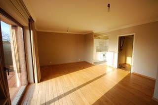 WESTLAAN 15 BUS 6 – ROESELARE<br /><br />Dit appartement is gelegen op de eerste verdieping en beschikt over een aangename en praktische indeling.<br /><br />Het appartement bestaat uit een ruime living met parketvloer, een open en volledig ingerichte keuken, één slaapkamer en een badkamer met ligbad. Daarnaast zijn er twee bergingen op het zeer ruime terras en beschikt het appartement eveneens over een kelder.<br /><br />Er is tevens de mogelijkheid om garage nr. 19 bij te huren voor € 60,00 per maand. De garage is voorzien van elektriciteit.<br /><br />Extra kosten: <br />syndic: € 40,00/ maand <br />water: €25,00/maand