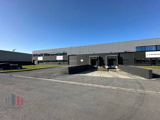 Dit multifunctionele bedrijfsgebouw is ideaal gelegen langs de E17 en beschikt over een magazijn van ca. 3.356 m², uitgerust met 5 sectionale...