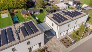 <p>Interesse in dit pand? Neem voor bijkomende informatie of het maken van een afspraak rechtstreeks contact op met Erik Smeijers via <strong>+32 497 53 07 96</strong> of <strong>erik@copandi.be</strong>.</p><p>Deze woning wordt verkocht onder registratierechten, dus GEEN BTW!!!</p><p>In de Aambeeldstraat in Wilsele (Leuven) vind je deze instapklare gezinswoning uit 2022, waar hedendaags comfort en een aangename woonsfeer hand in hand gaan. De woning ligt op een perceel van 342 m² en biedt je met de mooie tuin en een terras volop ruimte om buiten te genieten, in een omgeving waar het toch fijn rustig wonen is.</p><p>Binnen vind je een logische en functionele indeling verspreid over een bewoonbare oppervlakte van 144 m². De woning telt drie volwaardige slaapkamers en één badkamer, ideaal voor een gezin dat op zoek is naar een woning zonder renovatiewerk. Dankzij de doordachte opbouw en de aanwezige plannen krijg je snel een duidelijk beeld van hoe elke ruimte zich tot de andere verhoudt.</p><p>Deze woning onderscheidt zich door haar uitstekende energieprestatie: met een EPC-label A en een E-peil van 7 behoort ze tot de energiezuinige woningen van vandaag. De vloerverwarming op gas, het ventilatiesysteem en de 11 zonnepanelen dragen daar sterk toe bij, net als de regenwaterrecuperatie die wordt ingezet voor het toilet, de buitenkraan en de wasmachine. Verder beschik je over twee buitenparkeerplaatsen, aansluiting laadpaal, en is de elektrische installatie conform bevonden. Zowel het bodemattest als het elektriciteitscertificaat zijn beschikbaar, wat extra gemoedsrust biedt bij de aankoop.</p><p>De ligging in Leuven zorgt voor een vlotte combinatie van rust en bereikbaarheid, met de stad en haar voorzieningen op een handige afstand. Ben je benieuwd hoe deze woning in het echt aanvoelt? Bekijk alvast de virtuele tour online, en neem gerust contact op met ons kantoor om samen een bezoek in te plannen.</p><p>✅ Recente woning (2022)<br />✅ GEEN BTW<br />✅ Gelegen in een doodlopende straat<br />✅ Zeer goed EPC<br />✅ Vloerverwarming<br />✅ Zonnepanelen<br />✅ Verluchting type D<br />✅ Instapklaar</p>