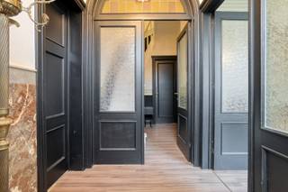 <span><span>In Ieper, op een steenworp van de Grote Markt, bevindt zich deze grotendeels gerenoveerde <strong>halfopen herenwoning</strong> met een indrukwekkende <strong>bruikbare vloeroppervlakte van maar liefst 466 m²</strong>. Dankzij de royale ruimtes en flexibele indeling biedt deze eigendom een waaier aan mogelijkheden, ideaal voor <strong>grote gezinnen, co-housing, een bed & breakfast of een combinatie van wonen en werken</strong>.<br /><br /><strong>Elk ernstig bod wordt ook ernstig in overweging genomen!!!</strong><br /><br />De indeling van de ruimtes is als volgt:<br /><br /><u><strong>Gelijkvloers:</strong></u><br />Bij het betreden van de woning komt u in een inkomhal die toegang geeft tot de verschillende leefruimtes. De woning beschikt over een <strong>recente, volledig uitgeruste keuken met kookeiland</strong>, een gezellige <strong>eetkamer met authentieke schouw</strong> en een <strong>aangenaam salon.</strong><br />Praktisch comfort werd eveneens voorzien met een handige berg- en wasruimte met toilet.<br />Daarnaast bevindt zich een <strong>ruime garage</strong> met aansluitend een <strong>polyvalente ruimte van circa 92 m²</strong>, voorzien van extra toiletten, ideaal voor zelfstandige activiteiten, hobbyruimte of praktijkruimte. Verder is er nog een <strong>berging</strong> en een <strong>badkamer/wasruimte met toilet</strong>.<br /><br /><u><strong>Eerste verdieping:</strong></u><br />Op de eerste verdieping bevinden zich <strong>vier ruime slaapkamers</strong>, een <strong>badkamer met bad en toilet</strong> en een <strong>riant dakterras van circa 42 m²</strong>, ideaal voor ontspanning of gezellige momenten met familie en vrienden.<br /><br /><u><strong>Tweede verdieping:</strong></u><br />De tweede verdieping werd verder ingericht met <strong>twee nieuwe slaapkamers</strong> en een <strong>extra badkamer met douche en toilet</strong>.<br /><br /><u><strong>Troeven:</strong></u></span></span>
<ul>
<li><span><span>EPC <strong>B</strong> – energiezuinige woning;</span></span></li>
<li><span><span><strong>18 zonnepanelen</strong>;</span></span></li>
<li><span><span><strong>nieuwe gascondensatieketel</strong>;</span></span></li>
<li><span><span><strong>466 m² bruikbare vloeroppervlakte</strong>;</span></span></li>
<li><span><span><strong>6 volwaardige slaapkamers</strong>;</span></span></li>
<li><span><span><strong>strategische ligging in het centrum van Ieper</strong>;</span></span></li>
<li><span><span><strong>laag kadastraal inkomen van €850 (niet geïndexeerd)</strong>;</span></span></li>
<li><span><span>geschikt voor <strong>co-housing, B&B, grote gezinnen of zelfstandige activiteiten.</strong></span></span></li>
</ul>
<span><span>Deze uitzonderlijk ruime eigendom combineert <strong>karakter, ruimte en een centrale ligging</strong>, en biedt tal van mogelijkheden voor wie op zoek is naar een veelzijdige woning in het hart van Ieper.<br /><br />Maak nu uw afspraak op het nummer 051/50 11 51 of mail naar info@diksimmo.be en ontdek uw nieuwe thuis in Ieper.</span></span>
