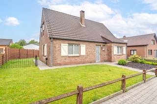 <p><strong>Century21ImmoNero stelt voor:</strong></p><p>Deze perfect onderhouden en instapklare woning, bijzonder rustig gelegen in een doodlopende straat zonder verkeer op een mooi West geörienteerd terrein van 8A69ca en omvattende:</p><p>Inkom met WC en trap, Living van 35m² Volledig ingerichte keuken van 2006 van 11m², Wasplaats, Kamer of bureau van 14m² en berging.</p><p>Verdieping biedt 3 slaapkamers van 14m², 10m² en 12m² en een badkamer (2010) met douche en WC. er is een kelder van 10m².</p><p>In de achtertuin is er een dubbele garage of atelier van 42m².</p><p>Meer info : www.tenrodestraat6.be</p>
