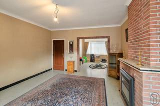 In het hart van Ronse vindt u deze ruime gezinswoning met een bewoonbare oppervlakte van ca. 244 m² op een perceel van 237 m². De woning telt...