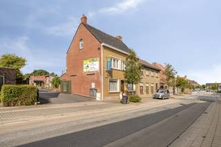 Bedrijfsgebouw met woonst te koop in Vleteren. Gelegen op een totale grondoppervlakte van ca. 26.787 m² bestaande uit ca. 823 m² woongebied...