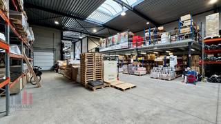 <strong>Instapklare bedrijfsunit met laadkade</strong> op een uitstekende locatie in <strong>Mechelen</strong>, vlakbij de E19 (Antwerpen–Brussel) en belangrijke invalswegen.<br /><br />Het pand bestaat uit een <strong>magazijnruimte van 614 m²</strong> en een <strong>volledig afgewerkte kantoorruimte van 149 m²</strong>. Deze unit is uitermate geschikt voor bedrijven actief in opslag, productie, distributie of e-commerce. Dankzij de moderne infrastructuur, de vlotte bereikbaarheid en de aanwezigheid van parkeergelegenheid is dit een ideale uitvalsbasis voor kmo’s of logistieke spelers. Magazijnruimte is uitgerust met o.a. vrije hoogte van +/- 6m, sectionaalpoort, laadkade, led-verlichting,..<br /><br />Mogelijkheid tot behouden van aanwezige mezzanine (6 m x 18 m) met 500 kg/m² belasting, alarm-en camerasysteem, reclamezuil vooraan en extra verlichting.<br /><br /><strong>Beschikbaar vanaf 01/2026.</strong><br /><br />Contacteer <strong>PANORAMA B2B</strong> voor bijkomende inlichtingen, plannen of een vrijblijvend plaatsbezoek op het nummer <strong>03 225 03 03</strong>.