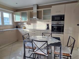 Ontdek dit mooie afgewerkt appartement op de <strong>eerste verdieping</strong> in Erembodegem, perfect voor wie houdt van comfort en ruimte. <br /><br />Het appartement is <strong>volledig afgewerkt met kwalitatieve materialen</strong>, klaar om in te trekken. <br /><br />Er is een lichtrijke woon- en eetkamer met aansluitende volledig geïnstalleerde keuken. Het appartement heeft twee ruime slaapkamers, een badkamer met alle comfort en een praktische berging. In de nachthal zijn er twee inbouwkasten voorzien.<br /><br /><strong>Troeven</strong> <br />- Instapklaar en kwalitatieve materialen <br />- Balkon vooraan en terras achteraan <br />- Centrale verwarming op aardgas + gaskachel<br /><strong>- Inclusief privatieve staanplaats </strong><br />- Lage gemeenschappelijke kosten <br />- EPC (gunstig EPC met label D - GEEN renovatieplicht)<br />- Centrale ligging: winkels, scholen, openbaar vervoer op wandelafstand en belangrijke invalswegen<br /><br />Een ideale keuze voor wie comfortabel wil wonen op een strategische locatie. <br />Grijp uw kans en kom ontdekken welke opties dit pand U te bieden heeft! Voor een bezoek en meer info kan u terecht op het nummer 0479/09.09.09 of via onze website www.wsb-group.be