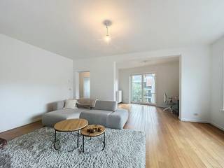 Centrally located in a prime location in Kortrijk is the small-scale residence “Binnenhof”. The apartment underwent a complete renovation while retaining the characteristic elements.<br /><br />The apartment is located on the entire 3rd floor and is arranged as follows: <br />- entrance with cloakroom and separate guest toilet <br />- spacious and bright living space <br />- open kitchen with spacious dining room<br />- then a practical storage room with built-in wardrobes and washing machine connection<br />- bedroom with dressing<br />- bathroom with bath/shower<br /><br />The unique charm, location, size and view of greenery are the absolute strengths of this apartment.<br /><br />You can rent a garage box (optional): €75/month<br />Common costs: €50/month<br />Available from 15/09/2026!<br /><br /><br />Curious about this topper? Then quickly request your visit via www.dewaele.com