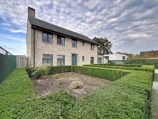 Deze prachtige villa in Sijsele biedt een perfecte combinatie van ruimte, comfort en energiezuinig wonen op een toplocatie. Het huis ligt op...