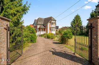 In Muizen, vlakbij Mechelen, bevindt zich dit unieke landelijke pand uit 1920 op een zuidgericht perceel van ruim 23 are. Een eigendom met een ziel, geschiedenis en authentieke charme, klaar voor een nieuwe eigenaar die het karakter van deze bijzondere woning weet te waarderen en te bewaren.<br /><br />Dit is geen standaard renovatieproject, maar een pand voor wie bewust kiest voor het behoud van originele elementen, sfeer en geschiedenis. Een plek voor mensen die de ziel van het huis willen respecteren en opnieuw tot leven willen brengen. Bovendien werd de woning geklasseerd als bouwkundig erfgoed, wat een belangrijk praktisch voordeel met zich meebrengt: dankzij dit statuut geldt een vrijstelling van de renovatieverplichting.<br /><br />Naast de charmante woning beschikt het eigendom over een garage, een aparte loods en een kantoorruimte op de eerste verdieping van deze loods. Deze extra gebouwen van +- 250m2 zorgen voor tal van mogelijkheden en maken het pand bijzonder geschikt voor wie wonen en werken wil combineren, een zelfstandige activiteit wil uitoefenen of nood heeft aan extra opslag- of werkruimte.<br /><br />De combinatie van de ruime perceeloppervlakte, de zuidgerichte tuin, de karaktervolle bebouwing en de veelzijdige bijgebouwen maakt van deze eigendom een buitenkans voor wie op zoek is naar een woning met potentieel, authenticiteit en een unieke uitstraling. En dit op een vlot bereikbare ligging nabij Mechelen.<br /><br />Voor meer informatie of een bezoek kunt u ons steeds contacteren op het nummer 015/21.21.21 of via olivier.lievens@imovastgoed.be.<br />En als u zich afvraagt wat uw eigen woning waard is, neem dan gerust contact op voor een gratis waardebepaling.