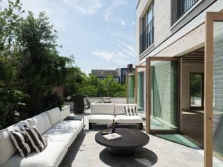 <strong>Exclusieve penthouse op een absolute toplocatie met weids zicht over water.</strong><br /><br /><em>Voor meer informatie mail naar info@carloeggermont.be </em><br /><br />Gelegen aan de Ferdinand Lousbergskaai vinden we deze luxueuze duplex penthouse in een kleinschalig architecturaal project met 2 exclusieve appartementen met bijzonder ruime terrassen en 3 stadswoningen omringd door groen.<br /><br />Het penthouse heeft 197m<sup>2</sup> bewoonbaar oppervlak met een privatieve lift, 3 slaapkamers, 2 badkamers en uitzonderlijk terras met een totale oppervlakte van 99 m<sup>2</sup> waarvan het zuidwest georiënteerde terras aan de voorzijde een prachtig zicht geniet over het water van de visserij en de stad.<br /><br />Dit is een exclusief project waar architectuur en hoogwaardige afwerking hoog in het vaandel worden gedragen.<br /><br />De visie van de bouwpromotor: ‘<em>high-end wonen op absolute toplocaties met bijzondere aandacht voor de persoonlijke visie van elke bewoner. Op locaties met sublieme uitzichten creëren wij projecten met een sterke architectuur en een concept dat helemaal gericht is op de woonbeleving van binnenuit. Altijd uniek, altijd anders dan anders</em>.’<br /><br /><strong>Kortom, een buitenkans voor wie op zoek is naar een unieke penthouse met hoogwaardige afwerking en royale buitenruimte met zicht in architecturaal project op een toplocatie.</strong><br /><br /><em>Mogelijkheid tot de aankoop van een privatieve staanplaats.</em>