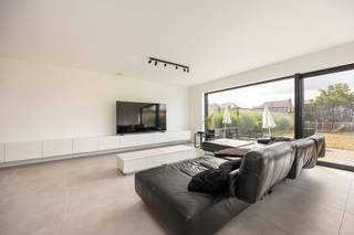<p>Deze instapklare woning combineert grote leefruimtes met een praktische indeling en hedendaags comfort.<br />De woning heeft een energielabel “A” en is gelegen in een rustige, kindvriendelijke omgeving.</p>
<p><strong>GELIJKVLOERS</strong><br /><strong>Inkomhal van 20m²</strong> op tegel met gastentoilet en handenwasser.<br />De <strong>woonkamer van 50m²</strong> op tegel is voorzien van een TV-meubel en biedt via een grote schuifraam toegang tot de tuin.<br />Aansluitend bevindt zich de <strong>open keuken van 15m²</strong> met ontbijthoek en kookeiland. De keuken is uitgerust met een AEG-inductiekookplaat en geïntegreerde dampkap, een koelkast, vaatwasser, combi-oven, heteluchtoven en spoelbak.<br />De <strong>wasplaats van 13m²</strong> op tegel beschikt over aansluitingen voor wasmachine en droogkast en een ingebouwde kastenwand.<br />De volledig omheinde tuin beschikt over een <strong>terras van circa 30m².<br /></strong>De <strong>carport van 22m²</strong> is aangelegd met klinkers.</p>
<p><strong>1STE VERDIEPING</strong><br /><strong>De overloop van 10m²</strong> beschikt over een nachttoilet, linnenkasten en een technische ruimte.<br />De <strong>hoofdslaapkamer van 18m² </strong>heeft een aansluitende van <strong>dressing van 8m².</strong> De <strong>badkamer van 12m²</strong> is uitgerust met een ligbad, inloopdouche en dubbel lavabomeubel.<br />Verder zijn er nog een <strong>2<sup>de</sup> slaapkamer van 17m²</strong> en een <strong>3de slaapkamer van 19m².</strong></p>
<p><strong>BIJZONDERHEDEN<br /></strong>De vermelde “bewoonbare oppervlakte” is gebaseerd op de “bruikbare vloeroppervlakte” zoals vermeld in het EPC.<br /><strong></strong>Niko home control domotica-aansluiting, 19 zonnepanelen, vloerverwarming voor zowel verwarmen als koelen, dubbele beglazing, aluminium schrijnwerk, vaste vliegenhorren, aansluiting voor alarm en videofoon.</p>
<p><strong>POSITIEVE PUNTEN<br /></strong>Instapklaar<br />Energielabel “A”<br />Zéér goede bereikbaarheid<br />Kindvriendelijke omgeving<br />Gelegen in een doodlopende straat<br />Nabij winkels, scholen en openbaar vervoer</p>