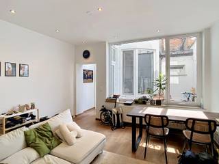<p>Cet appartement au rez-de-chaussée situé chaussée de Tirlemont à Louvain offre un cadre de vie pratique et agréable à proximité immédiate du ring de Louvain. Avec une chambre, une salle de bains, une cuisine lumineuse et un espace de vie attenant, cet appartement une chambre constitue une solution intéressante pour celles et ceux qui souhaitent profiter d’un logement confortable dans un emplacement bien desservi. Le certificat de performance énergétique de niveau C représente un atout supplémentaire.</p><p>Dès votre entrée dans l’appartement, vous profitez d’une agréable luminosité. La cuisine lumineuse communique directement avec l’espace de vie, créant un ensemble convivial et fonctionnel. Vous pouvez facilement y aménager un coin salon ainsi qu’un espace repas, afin de profiter pleinement de la pièce au quotidien.</p><p>L’appartement dispose d’une chambre et d’une salle de bains. Situé au rez-de-chaussée, il offre un accès particulièrement pratique et convient à celles et ceux qui privilégient un logement facilement accessible, sans escalier.</p><p>La terrasse constitue un autre atout appréciable de ce bien. Elle vous permet de profiter d’un espace extérieur privé et d’aménager un agréable coin pour prendre l’air ou simplement vous détendre.</p><p>La situation de l’appartement est également un point fort. Vous résidez chaussée de Tirlemont, à proximité du ring de Louvain, avec des connexions aisées vers le centre de Louvain et les communes environnantes. Les commerces, services du quotidien et principaux axes routiers se trouvent à proximité, ce qui facilite vos déplacements et votre organisation au quotidien.</p><p>Si vous recherchez un appartement avec une chambre à Louvain, une terrasse, une bonne accessibilité et un espace de vie lumineux, ce logement au rez-de-chaussée mérite certainement votre attention. N’hésitez pas à organiser une visite via www.living-stone.be afin de découvrir son ambiance et ses possibilités.</p>