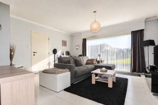 <strong>TE RENOVEREN ALLEENSTAANDE WONING</strong> van het <strong>BUNGALOW</strong> type op een mooi grondperceel en dit met wel een <strong>VERRASSENDE TROEF...NL DE HISTORISCHE "CLEMENTSMOLEN"</strong> die zich in de tuin situeert! Gelegen in het <strong>LANDELIJKE EN RUSTIGE HUISE</strong> en in aangename woonomgeving met toch een vlotte bereikbaarheid dankzij de nabijheid van de <strong>N60</strong>, scholen, winkels en andere voorzieningen. Indeling Gelijkvloers : inkomhal, toilet en vestiaire, ruime woonkamer, keuken, <strong>3 VOLWAARDIGE SLAAPKAMERS</strong>, badkamer, ruime dressing, veranda en bureau- of wasplaats. Zolder: nachthal, <strong>2 EXTRA SLAAPKAMERS</strong> en 2 bergingen. Buiten geniet u van een <strong>ZONNIGE, ZUIDGERICHTE TUIN</strong> met terras, tuinberging en een uniek uitzicht op de <strong>MOLENROMP VAN DE HISTORISCHE CLEMENTSMOLEN</strong>, opgericht in 1902 door Clement D'hondt.<br /><br /><strong><u>Sommige beelden in deze publicatie werden met behulp van artificiële intelligentie gegenereerd!</u></strong><br /><br />Adres: Molenstraat 39 te Huise (Kruisem)<br /><br />Renovatieplicht van toepassing; P-score: A, G-score: A; Bestuursmaatregelen in maatregelenregister: neen.