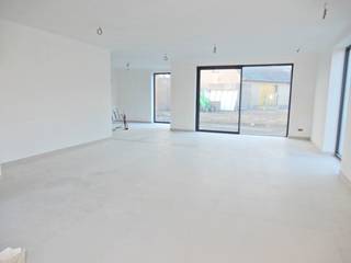 Deze halfopen nieuwbouwwoning bevindt zich op wandelafstand van het centrum van Meulebeke en dichtbij het "Domein Ter Borcht".<br />Door de kwalitatieve, energiezuinige afwerking (BEN woning) & oog voor detail voldoet deze woning aan alle hedendaagse woonnormen en biedt ze een maximum aan comfort.<br /><br />De woning is gelegen op een perceel van 672m² en met als pluspunt de uitweg richting de Veldstraat.<br /><br />De woning beschikt over een inkomhal met gastentoilet, ruime leefruimte met open keuken (ingericht met kwalitatieve materialen), bergruimte, nachthal, 3 slaapkamers, badkamer (bad, douche, dubbele wastafel) en een apart toilet.<br /><br />Momenteel is de woning wind- en waterdicht. Als koper hebt U nog inspraak in de verdere afwerking binnenin de woning.<br /><br />Inzage in het lastenboek, plannen en prijzen via ons kantoor.<br /><br />Prijs exclusief BTW en kosten.<br />Afbraak en wederopbouw 6% BTW van toepassing op de contructie/bouwwaarde.<br /><br />Kortom, een uniek aanbod voor wie wil genieten van een hedendaagse, ruime nieuwbouwwoning op een mooi perceel.<br />