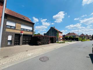 RUIME GEZINSWONING MET DIEPE TUIN EN VEEL POTENTIEEL IN WEVELGEMOntdek deze stevige en ruime woning in een rustige straat in Wevelgem. Met een diepe...