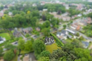 <p>À VENDRE : Villa d'exception sur un vaste terrain d'environ 25 ares, situé Mosselerlaan à Genk !<br />Cette spacieuse villa bénéficie d'un emplacement particulièrement attrayant sur la Mosselerlaan à Genk. La propriété est implantée sur un terrain exceptionnellement large d’un peu moins de 25 ares, d’une largeur d’environ 34 mètres, et offre une combinaison unique d’espace, d’intimité et de possibilités.<br />En entrant dans la maison, vous découvrez un hall d’entrée particulièrement spacieux et accueillant, qui souligne d’emblée le caractère grandiose de la villa. La maison dispose également d’un vaste espace de vie avec parquet, d’une cuisine indépendante offrant une vue magnifique sur le jardin, de trois chambres, d’une salle de bains avec baignoire et double lavabo, ainsi que de deux toilettes séparées. Elle comprend en outre deux garages intégrés et une cave pratique.<br />Au premier étage, attenant au couloir de nuit et accessible par une double porte, se trouve un vaste espace non aménagé au-dessus des garages. Cet espace offre d’intéressantes possibilités d’extension et peut notamment être aménagé en chambres supplémentaires, en bureau, en salle de loisirs ou en suite parentale.<br />À l’extérieur, le jardin magnifiquement aménagé constitue sans aucun doute l’un des principaux atouts de cette propriété. Particulièrement spacieux, il offre, grâce à sa végétation abondante, un cadre de vie agréable, empreint de calme et d’intimité. La terrasse partiellement couverte donne sur cet écrin de verdure et constitue un endroit idéal pour profiter de la vie en plein air.<br />Situation :<br />La villa est située dans une rue résidentielle et verdoyante, avec des parcelles spacieuses et une qualité de vie agréable. Vous y vivrez au calme et en toute intimité, tout en étant à proximité du centre de Genk.<br />Les écoles, les commerces, les restaurants, la gare et les autres commodités quotidiennes sont facilement accessibles. La proximité des principaux axes routiers et de l’E314 garantit également une excellente accessibilité. Cet emplacement offre donc une combinaison attrayante entre calme résidentiel, espaces verts et liaison fluide avec le centre-ville et la région environnante.<br />Agencement :<br />Rez-de-chaussée : vaste hall d’entrée, toilettes séparées, spacieux espace de vie avec parquet et salle à manger, cuisine indépendante donnant sur le jardin et deux garages intégrés.<br />1er étage : Escalier fixe, vaste hall de nuit, 3 chambres, salle de bains, WC séparé et un vaste espace d'extension non aménagé au-dessus des garages, accessible par une double porte.<br />Sous-sol : Cave pratique.<br />Extérieur : Jardin exceptionnellement large et joliment aménagé avec une terrasse partiellement couverte.<br />Atouts :<br />- Emplacement résidentiel et verdoyant dans la Mosselerlaan à Genk !<br />- Parcelle exceptionnellement large d’un peu moins de 25 ares, d’une largeur d’environ 34 mètres !<br />- Hall d’entrée particulièrement spacieux et accueillant !<br />- Jardin magnifiquement aménagé, offrant beaucoup de verdure, de calme et d’intimité !<br />- Espace de vie spacieux avec parquet !<br />- 3 chambres à coucher à part entière !<br />- Deux garages intégrés !<br />- Cave pratique !<br />- Possibilités d'agrandissement intéressantes au premier étage !<br />- Possibilité de créer des chambres supplémentaires, un bureau, un espace de loisirs ou une suite parentale !<br />- Magnifique vue depuis la cuisine sur le vaste jardin !<br />- Villa de caractère aux volumes généreux, située dans un cadre exceptionnel !<br />PEP F, numéro de certificat 20260707-0003912246-RES-1<br />Note G : A<br />Note P : A<br />Informations urbanistiques : zone résidentielle – permis de construire – pas de droit de préemption <br />Source : surface habitable EPC<span></span></p>