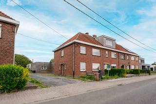 Welkom in deze halfopen bebouwing gelegen vlakbij het centrum van het landelijke Heestert. In de nabijheid vindt u tal van faciliteiten terug, zoals scholen, bakkers, slagers en verschillende recreatiemogelijkheden. Mits de nodige opfrissingswerken maakt u van deze woning uw thuis.<br /><br />INDELING:<br />Bij het binnenkomen van de woning wordt u verwelkomd in de open inkomhal, voorzien van een gastentoilet en de trap naar de bovenverdieping. Verder komt u meteen terecht in de ruime en lichtrijke leefruimte, waar een volledig geïnstalleerd keukeneiland uitgerust met alle nodige toestellen centraal staat. Achterliggend vinden we nog een bureau/praktijk ruimte en een technische berging.<br /><br />Op de eerste verdieping bevinden zich 2 ruime slaapkamers en een badkamer voorzien van inloopdouche, ligbad, dubbelle lavabo en toilet.<br /><br />De volledig geïsoleerde zolderverdieping biedt bovendien nog heel wat potentieel. Mits het plaatsen van een vaste trap kan hier eenvoudig minstens één extra slaapkamer worden ingericht.<br /><br />Troeven:<br />- De woning beschikt over een privé-oprit voor meerdere wagens.<br />- Tuin waar je in alle rust en stilte kan genieten! <br />- Vernieuwde raamwerken, elektriciteit,.....<br /><br />Niet twijfelen, neem snel contact met ons op en plan uw bezoek.<br /><br />REF: RVP/26056/K<br />EPC: 265 kWh/m²<br />UC: 20260520-0003871255-RES-1