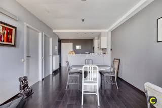 <p><span>Energiezuinig en instapklaar 1 à 2 slaapkamer appartement op toplocatie!</span><span><br /></span><span>Dit charmant appartement met EPC A bevindt zich op de 5de verdieping van een goed onderhouden gebouw te midden van 't Stad. Op deze droomlocatie kan u volop genieten van het bruisende stadsleven op een boogscheut van alle "hotspots" (Meir, 't Zuid, 't Eilandje, Stadspark,...). Kortom, de ideale uitvalsbasis in centrum Antwerpen waar kwalitatief wonen hand in hand gaat met een mooie "work-life balance". Het appartement is beschikbaar bij akte, ideaal voor eigen bewoning, maar biedt ook een mooie kans om zorgeloos te investeren.</span></p><p><span><br /></span><span>Inkom-/nachthal, leefruimte & keuken:</span></p><p><span>Via de aparte inkomhal komt u bij de charmante leefruimte met open keuken. De grote HR++ raampartijen brengen het natuurlijk licht binnen en accentueren het ruimtegevoel. De inbouwspots en de wandverlichting zorgen voor extra sfeer en gezelligheid. De keuken ligt op onderhoudsvriendelijke tegelvloer en voorziet in een gasvuur, dampkap, oven, koelkast en vriezer. Het open karakter staat u toe steeds in contact te staan met uw gasten, familie en vrienden.</span></p><p><span> </span></p><p><span>Slaapkamers, badkamer, toilet & wasruimte:</span></p><p><span>Officieel telt het appartement één ruime slaapkamer van 13,5m². In de nachthal vindt u nog een polyvalente ruimte (7m²) die perfect kan dienen als 2de slaapkamer, dressing, bureau, kinder-; logeer of hobbykamer. De rustieke badkamer is geheel betegeld en omvat een ligbad, douche en dubbel wasmeubel, Het toilet met handenwasser is apart. Bovendien is er ook nog een grote wasruimte die de nodige aansluitingen alsook de HR condensatieketel herbergt. Overigens ideaal om het kuisgerief en uw proviand op te bergen. </span></p><p><span><br /></span><span>Balkon, autostaanplaats & fietsberging:</span><span><br />Het balkon aan de voorzijde is zuidgericht, aangenaam om even een frisse neus te halen en in de zomermaanden te genieten van de laatste zonnestralen, al dan niet vergezeld van een sprankelend aperitief. In een stadsomgeving vormt de ondergrondse staanplaats een ware luxe, deze dient bij aangekocht te worden (€ 30.000). Ook de gemeenschappelijke fietsberging is een belangrijke troef.</span></p><p><span><br /></span><span>Extra troeven:</span></p><p><span>- Toplocatie (Mobiscore 9,6/10)</span></p><p><span>- EPC A - 84</span></p><p><span>- HR++ ramen</span></p><p><span>- HR condensatieketel</span></p><p><span>- Dak- en gevelisolatie</span></p><p><span>- Asbestveilig</span></p><p><span>- Individuele meters (excl. water)</span></p><p><span>- Beperkte maandelijkse lasten<br />- Autostaanplaats</span></p><p><span>- Fietsberging</span></p><p><span> </span></p>