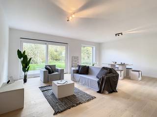 <strong>Te huur, trendy BIJNA-ENERGIENEUTRALE nieuwbouwwoning in Gavere</strong><br /><br />Op een uitermate <strong>GUNSTIGE LIGGING</strong> in Gavere (Baaigem) ontpopte zich dit aangenaam woonproject. De ruimte in de woning werd <strong>OPTIMAAL BENUT</strong> met veel gevoel voor lichtinval en ruimtelijkheid . De duurzame materialen geven het <strong>COMFORT</strong> dat je verdient. Deze woonst werd opgetrokken naar de huidige energienormen en garandeert een lage energiefactuur.<br /><br />Locatie, kwaliteit, ruimtegevoel, energiezuinig.... deze woonst geniet in veelvoud van alle parameters!<br /><br />De <strong>INDELING</strong> gaat als volgt; inkom met afzonderlijk toilet en berging, lichtrijke woonkamer met open keuken, nachthall, <strong>3 VOLWAARDIGE SLAAPKAMERS,</strong> ingerichte badkamer en afzonderlijk toilet. Buitenshuis is er een<strong> ZEER ONDERHOUDSVRIENDELIJKE TUIN MET ZONNIG TERRAS</strong> én beschikt u over een autostaanplaats. Kortom, een totaalplaatje in harmonie met de omgeving en een wel doordacht woonprogramma!<br /><br /><em>Opmerking: Deze woning is geschikt voor maximum 3 à 4 personen! Omdat je financieel comfortabel zou kunnen huren wordt de volgende basisregel gehanteerd 1250 euro x 3 = 3750 euro</em><br /><br /><strong>Adres: </strong>Baaigemstraat 267B, 9890 Gavere<br />Onmiddellijk beschikbaar<br />Huurprijs: € 1250/mnd<br />EPC: 42 kWh/m² UC: 2020041079