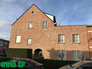 Ruime loft met zeer groot terras te huur op een uitstekende locatie in Wilrijk.<br /><br />Het appartement is gelegen op de tweede verdieping en heeft volgende: een inkomhal met berging, een zeer ruime woonkamer met moderne open keuken en prachtig ruim terras. Op de verdieping bevindt zich de slaapkamer met ingemaakte kasten, een ruime dressing en een badkamer met grote inloopdouche.<br /><br />Het appartement is gelegen op een uitstekende locatie in Wilrijk, dichtbij de snelwegen A12 en E19 alsook de Ring rond Antwerpen. In de nabijheid zijn verschillende drank- en eetgelegenheden, winkels, scholen, ...<br /><br />Maandelijkse vaste kosten: € 75<br /><br />EPC: 225 kWh/m²<br /><br />Meer info?<br />Contacteer het kantoor van IMMO SP in Antwerpen via info@immosp.be of 03 226 20 40.