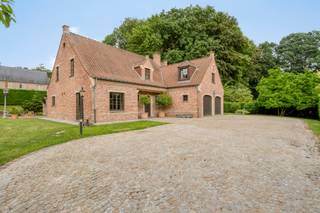 <p>Looking for an elegant villa combining space, comfort and privacy? This beautiful property offers everything you need and is ideally located in a quiet residential neighbourhood, situated in a peaceful cul-de-sac.</p><p>The fully enclosed property is accessed through a private gate and features a beautifully maintained driveway leading to the home, creating an immediate sense of space and exclusivity.</p><p></p><p>The ground floor welcomes you with a spacious entrance hall and separate guest toilet. It further comprises a practical office, a fully equipped kitchen and a very generous living room with a cosy wood-burning cassette, perfect for creating a warm and inviting atmosphere. The property also benefits from a double garage with additional storage space.</p><p>The first floor features a spacious landing leading to four large bedrooms. All bedrooms are fitted with built-in wardrobes, while one bedroom also includes a separate dressing room. The bathroom is equipped with both a bathtub and a shower.</p><p>Additional storage space is provided by the attic and basement.</p><p></p><p>Outside, the property offers a beautiful sunny garden where peace and privacy are guaranteed. With no overlooking neighbours, this is the perfect place to relax and enjoy outdoor living. The terrace with built-in barbecue creates an ideal setting for entertaining family and friends during warm summer evenings.</p><p>A unique opportunity for those seeking a high-quality villa in a quiet and desirable location.</p>