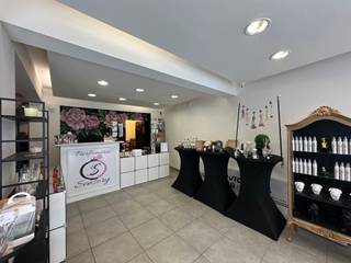 *** A VENDRE *** Plein centre ville idéalement situé ! Bel investissement avec un rendement de +/- 7% net ou belle opportunité d'acquérir ce rez-de-chaussée commercial en plein centre de Tubize avec une superbe visibilité ! Il est actuellement loué, bail commercial en cours. Ce commerce offre une surface commercial de 28 m². Un espace cuisine de 9 m². Une réserve de 21 m². Un wc séparé. Un grenier de rangement de 6 m². <br />Confort: Chauffage accumulateur électrique. Châssis pvc double vitrage. Loyer de 740,29€/mois. Précompte à charge du locataire (provision de 130€/mois). Provision de 80€/mois de charges. Rendement de +/- 7% net. Faire offre à partir de 135.000€. Contact: par téléphone au 02/355/42/20 ou par mail sur tubize@weinvest.be ou Taylor au 0494.28.38.88