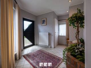 <span><strong>VRIJSTAANDE WONING MET 3 SLAAPKAMERS OP EEN PERCEEL VAN 8A71CA TE DILSEN.</strong><br /><br /><strong>TROEVEN</strong><br />- Vrijstaande woning met 3 slaapkamers, bureau en een royale zolderverdieping (met mogelijkheden).<br />- Ruim perceel van 8a71ca met volledig omheinde en aangeplante tuin.<br />- Inpandige garage met automatische sectionaalpoort en rechtstreekse toegang tot de woning.<br />- EPC-label F, maar met interessante mogelijkheid tot verbetering naar een indicatief EPC-label C mits zoldervloerisolatie.<br /><br /><strong>KELDERVERDIEPING</strong><br />- Inpandige garage (6,16m x 9,40m = 57,90m²): automatische secionaalpoort, luik naar kruipkelder, raampartijen, tegelvloer.<br />- Kelderruimte (4,20m x 4,00m = 16,80m²): spoeltafel, aansluiting wasmachine en droogkast, linnenkoker, deur naar tuin.<br /><br /><strong>GELIJKVLOERS</strong><br />- Inkomhal (3,25m x 3,16m = 10,27m²): glazen deur naar leefruimte, tegelvloer.<br />- Woonkamer (8,00m x 5,00m = 40,00m²): eetplaats, zithoek, schuifpui naar overdekt terras, tegelvloer.<br />- Keuken (4,45m x 3,60m = 16,02m²): onder- en bovenkasten, keramische kookplaat, dampkap, dubbele spoelbak, koelkast, microgolf, deur naar terras, tegelvloer.<br />- Toilet (1,40m x 1,00m = 1,40m²): zittoilet, lavabo, tegelvloer.<br />- Berging (2,90m x 2,80m = 8,12m²): inbouwkasten, deur naar kelder, tegelvloer.<br /><br /><strong>VERDIEPING +01</strong><br />- Bureau (5,30m x 2,75m = 14,58m²): deur/trap naar zolderverdieping.<br />- Nachthal (6,50m x 1,00m = 6,50m²): laminaatvloer.<br />- Badkamer (2,90m x 2,90m = 8,41m²): badkamermeubel (lavabo, lades, kolomkast), ligbad, douche, hangtoilet, wandbetegeling, tegelvloer.<br />- Slaapkamer 1 (2,82m x 4,00m = 11,28m²): laminaatvloer.<br />- Slaapkamer 2 (2,90m x 3,45m = 10,01m²): laminaatvloer.<br />- Slaapkamer 3 (4,00m x 4,00m = 16,00m²): inbouwkast, laminaatvloer.<br /><br /><strong>VERDIEPING +02</strong><br />- Zolderruimte (4,50m x 7,00m + 4,00m = 35,50m²): betonvloer.<br />- Zolderruimte (6,40m x 3,40m = 21,76m²): betonvloer.<br /><br /><strong>EXTERIEUR</strong><br />- Overdekt terras (3,60m x 3,30m = 11,88m²): terrastegels.<br />- Terras (4,70m x 5,30m = 24,91m²): terrastegels.<br />- Volledig omheindeen aangeplante tuin.<br />- Tuinhuis.<br /><br /><strong>EXTRA INFORMATIE</strong><br />- Dit pand kan onderhevig zijn aan de renovatieverplichting die door de Vlaamse overheid wordt opgelegd voor residentiële gebouwen. Alle informatie kunt u terugvinden via https://www.vlaanderen.be/een-woning-kopen/renovatieverplichting-voor-residentiele-gebouwen-vanaf-2023.<br />- De woning beschikt momenteel over een EPC met energielabel F. Er is tevens een EPC-simulatie beschikbaar waaruit blijkt dat, mits het aanbrengen van zoldervloerisolatie, het EPC-kengetal aanzienlijk kan worden verbeterd tot een indicatief energielabel C. Deze ingreep kan naar schatting met een investering van circa € 1.200 en enkele uren werkzaamheden worden gerealiseerd. De vermelde kostprijs en het gesimuleerde energielabel zijn indicatief en afhankelijk van de concrete uitvoering.<br /><br />Bekijkt u deze advertentie via een aanverwante vastgoedsite, surf dan zeker naar onze website www.N78vastgoed.be voor een uitgebreide beschrijving en foto's. Meer info: +32 (0)89 86 18 88 of info@N78vastgoed.be.</span>