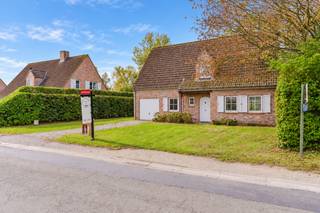 Ligging<br />Aan de rand van De Pinte, in een rustige en groene omgeving, staat deze klassieke vrijstaande villa in warme handvormsteen met witte luiken. De woning ligt op een royaal perceel van ± 1400 m² (onder voorbehoud van opmeting), met een diepe tuin en een ongestoord zicht op de vijver. Gent en de belangrijkste invalswegen zijn vlot bereikbaar.<br /><br />De Woning<br />De villa uit het midden van de jaren ‘90 heeft een bewoonbare oppervlakte van ± 188 m² (volgens EPC). Een ruime inkomhal leidt naar een aparte bureauruimte, de lichte living en de afzonderlijke keuken. Het grote schuifraam opent naar het terras, met de tuin en de vijver als decor. Een inpandige garage vervolledigt het gelijkvloers. Op de verdieping liggen vier slaapkamers, een badkamer met ligbad en dubbele lavabo, en een aparte douchekamer. Een uittrekbare trap leidt naar een ruime zolder.<br /><br />Ligging<br />Aan de rand van De Pinte, in een rustige en groene omgeving, staat deze klassieke vrijstaande villa in warme handvormsteen met witte luiken. De woning ligt op een royaal perceel van ± 1.520 m² (onder voorbehoud van opmeting), met een diepe tuin en een ongestoord zicht op de vijver. Gent en de belangrijkste invalswegen zijn vlot bereikbaar.<br /><br />De Woning<br />De villa uit het midden van de jaren ‘90 heeft een bewoonbare oppervlakte van ± 188 m² (volgens EPC). Een ruime inkomhal leidt naar een aparte bureauruimte, de lichte living en de afzonderlijke keuken. Het grote schuifraam opent naar het terras, met de tuin en de vijver als decor. Een inpandige garage vervolledigt het gelijkvloers. Op de verdieping liggen vier slaapkamers, een badkamer met ligbad en dubbele lavabo, en een aparte douchekamer. Een uittrekbare trap leidt naar een ruime zolder.<br /><br />De Tuin <br />Vanuit de woning en de tuin geniet je van een uitzicht op de prachtige vijver dat met de seizoenen verandert: frisgroen in de lente, lange zomeravonden aan het water en een stille nevel op een winterochtend.<br /><br />De definitieve perceelsgrenzen worden nog vastgelegd door een beëdigd landmeter-expert. De exacte oppervlakte volgt uit het opmetingsplan, dat in de notariële akte wordt opgenomen. Met EPC-label F geldt een renovatieplicht: binnen zes jaar na de akte moet de woning naar minstens label D.<br /><br />De woning is momenteel verhuurd en komt uiterlijk vrij op 30 juni 2027.<br /><br />Verkoop via biedingsprocedure, met een instelprijs van € 600.000 (excl. kosten)