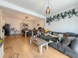 Op een <strong>STRATEGISCHE LOCATIE</strong> vlakbij het centrum van Gavere is dit twee slaapkamer appartement genesteld in een rustig gebouw met een huiselijke sfeer. Deze topper is gelegen op de tweede verdieping, is volledig <strong>INSTAPKLAAR </strong>en is ideaal als starter!<br /><br />Even een korte rondleiding; inkom, afzonderlijk toilet, berging, woonkamer met toegang tot balkon, open ingerichte keuken, <strong>2 VOLWAARDIGE SLAAPKAMERS</strong>, ingerichte badkamer.<br /><br /><strong>EXTRA TROEF</strong>: U beschikt over een kelderberging én afgesloten <strong>GARAGEBOX</strong>!<br /><br /><strong>Adres:</strong> Broeckstraat 8 bus 10, 9890 Gavere<br />Beschikbaar vanaf 1 augustus 2026<br />Huurprijs: € 775/mnd + € 35 syndic/mnd + € 110 voorschot verwarming en water/mnd<br />EPC: 102 kWh/m²